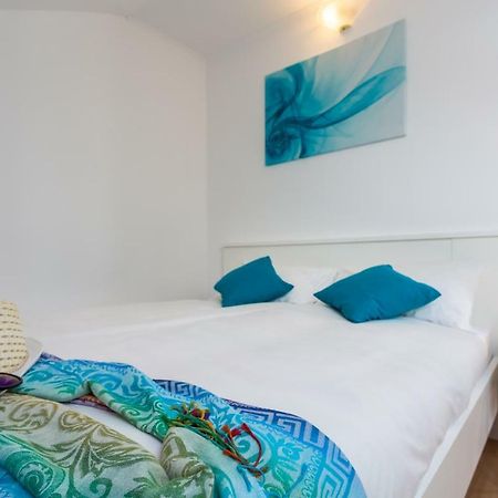 Apartment Deni Кърк Екстериор снимка