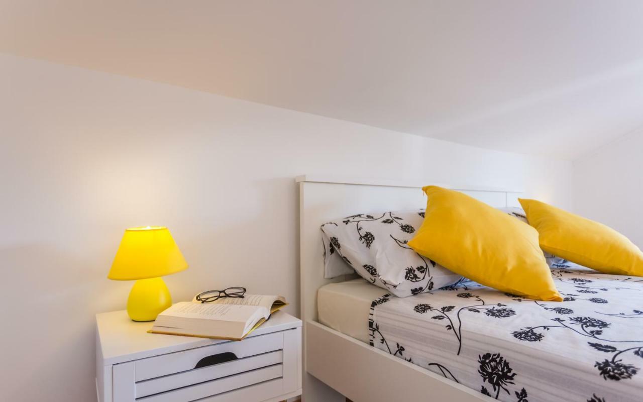 Apartment Deni Кърк Екстериор снимка