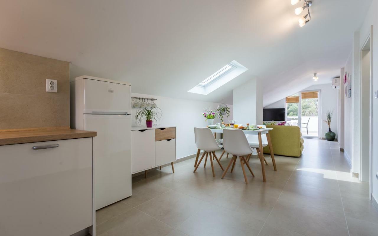 Apartment Deni Кърк Екстериор снимка