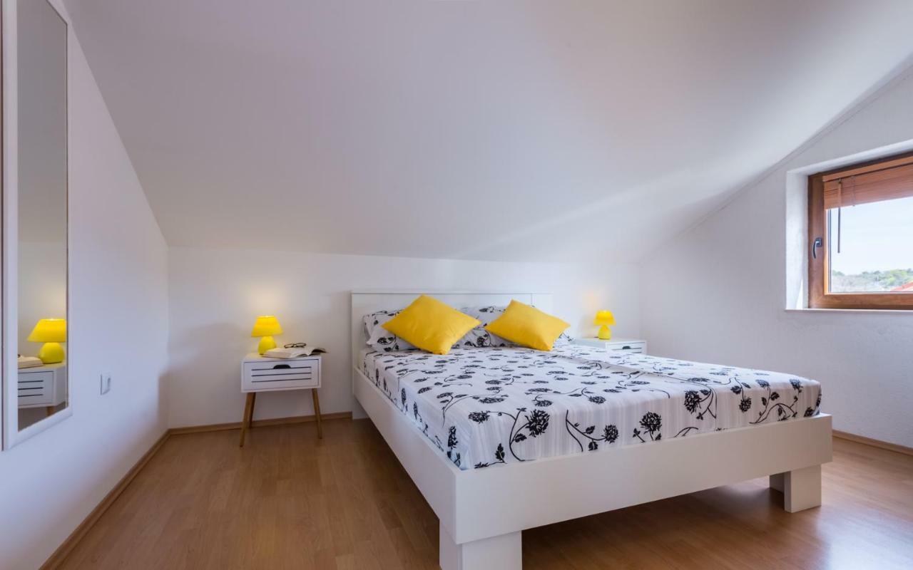 Apartment Deni Кърк Екстериор снимка