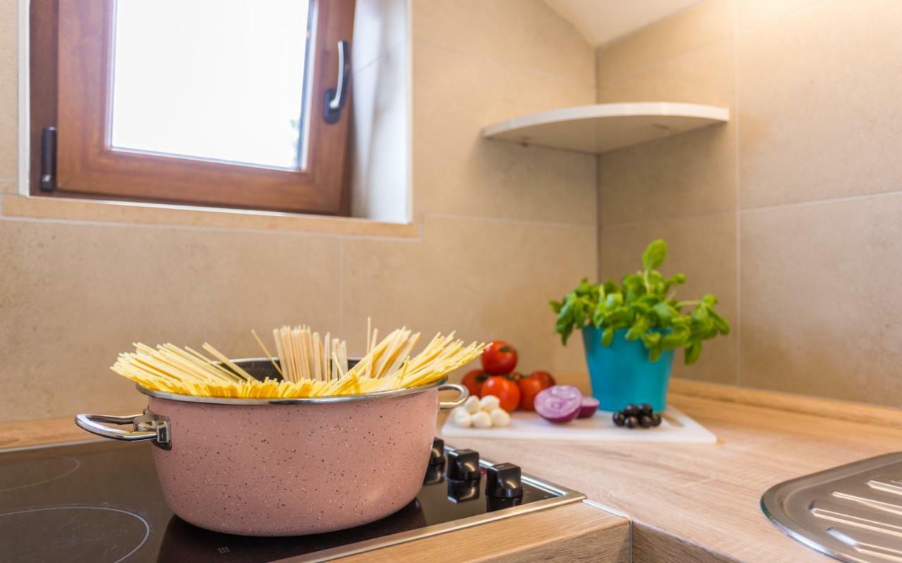 Apartment Deni Кърк Екстериор снимка