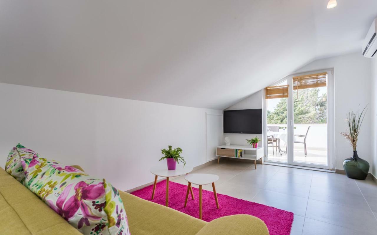 Apartment Deni Кърк Екстериор снимка