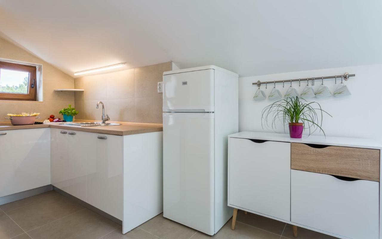 Apartment Deni Кърк Екстериор снимка