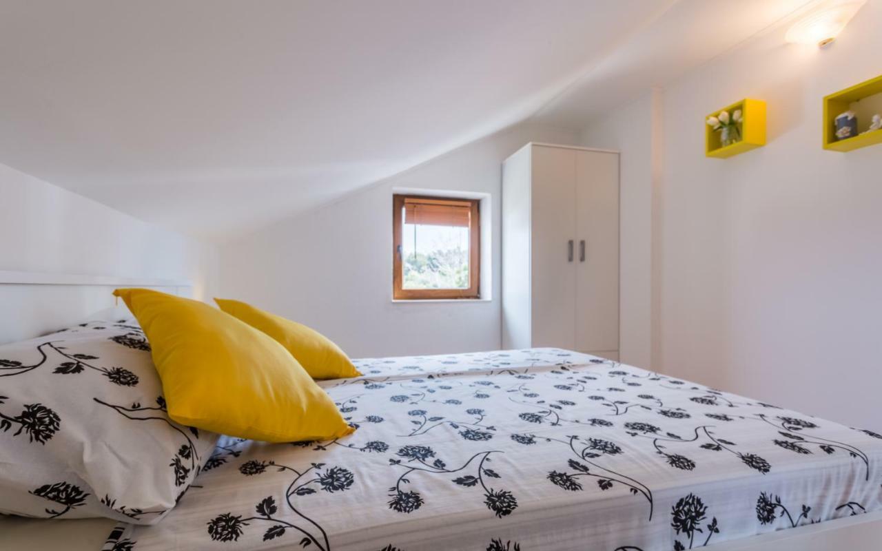 Apartment Deni Кърк Екстериор снимка