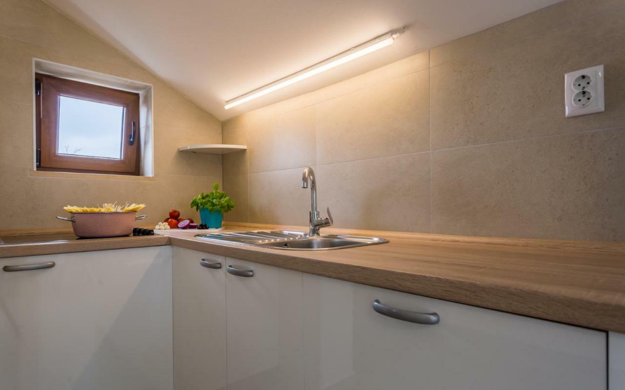 Apartment Deni Кърк Екстериор снимка